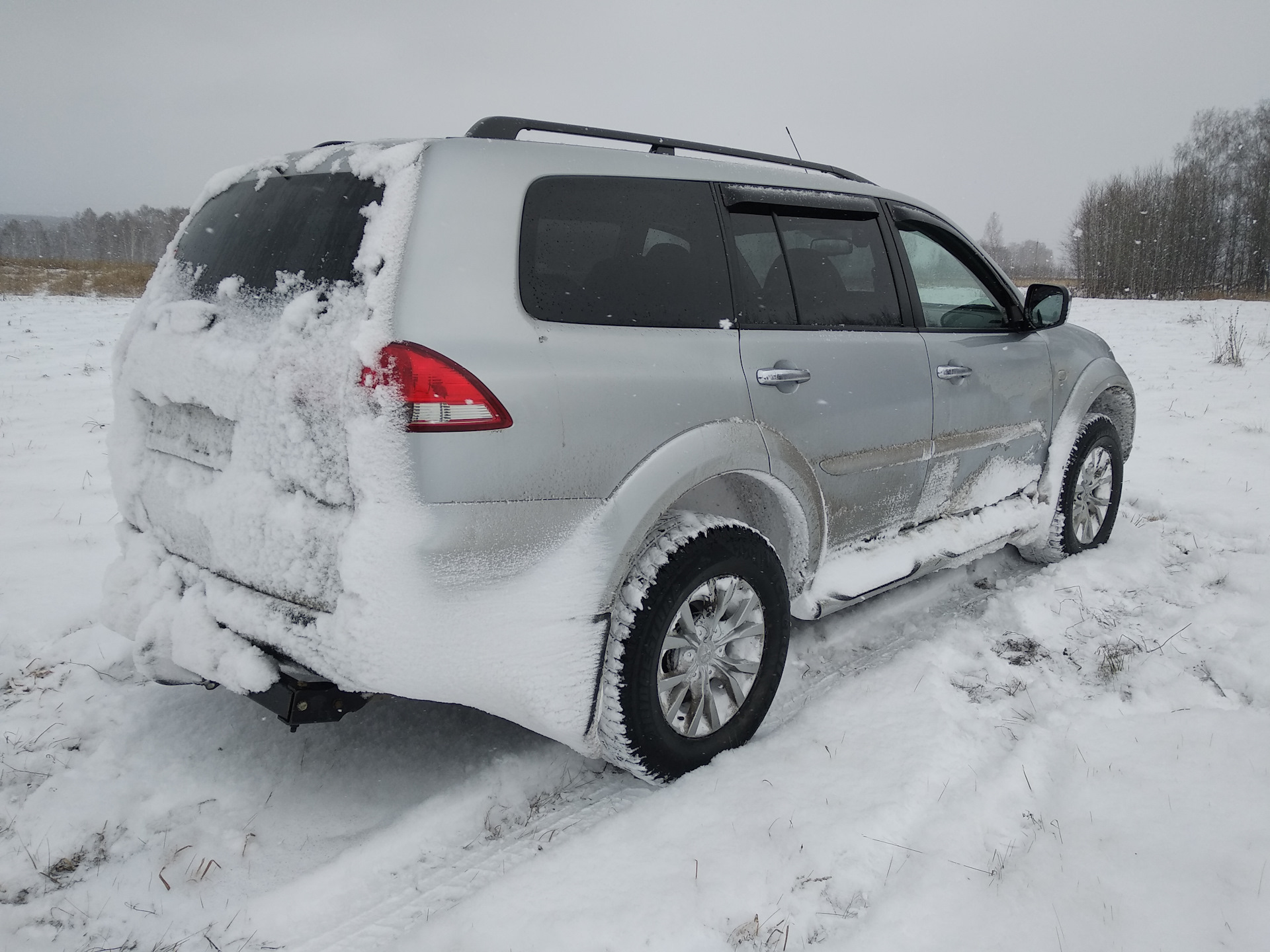 Митсубиси паджеро спорт 2 акпп. Паджеро спорт 2.5 серебристый брод. Паджеро спорт 2 с прицепом. Pajero Sport II морда снег. Pajero Sport 2 битый в Хабаровске.