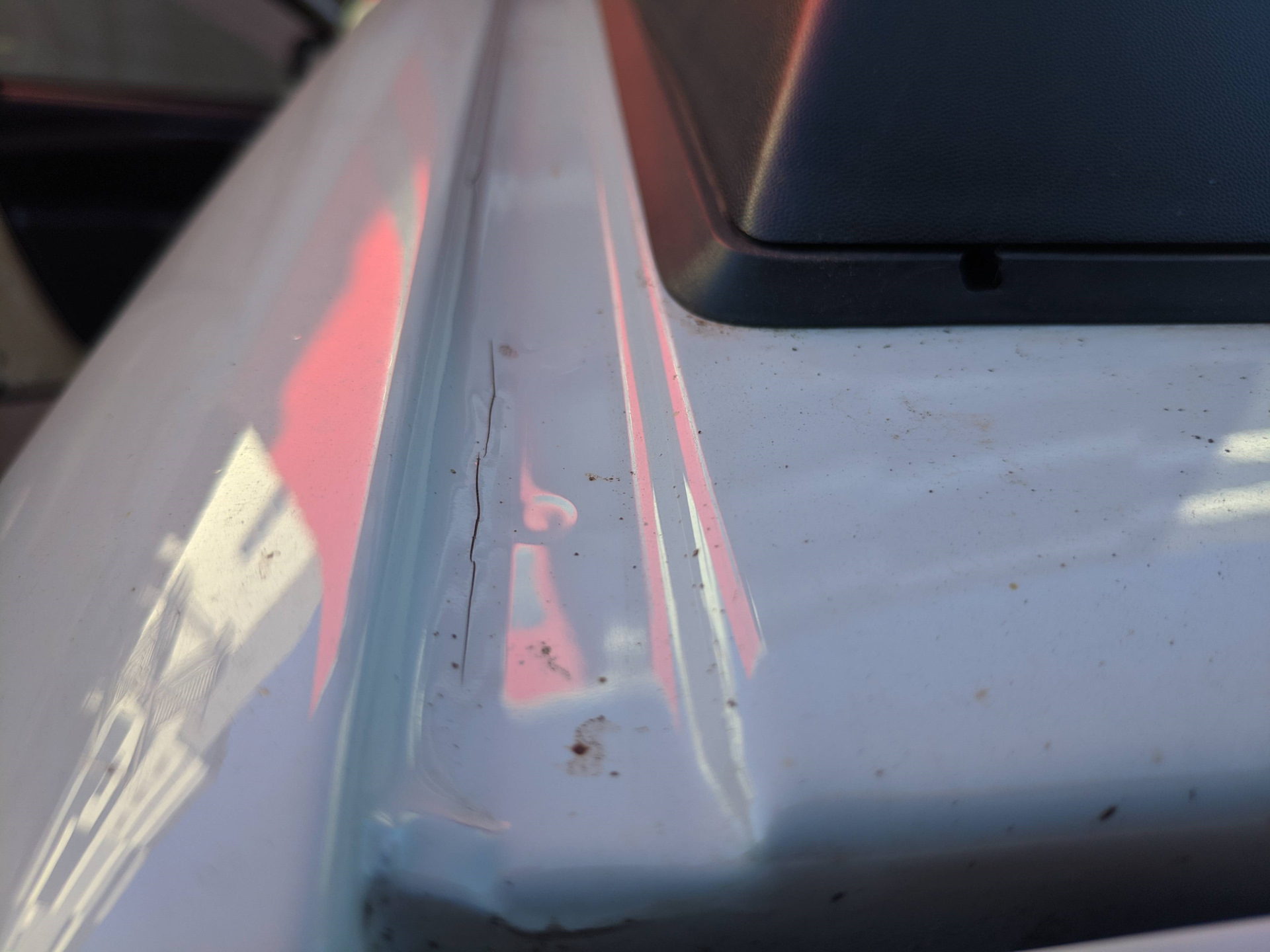 Потертости лкп на шеви нива на рамках дверей. Лкп дастер. Рено дастер. Почему у рено дастера толстое лакокрасочное покрытие. Вздутие краски на рено дастер.