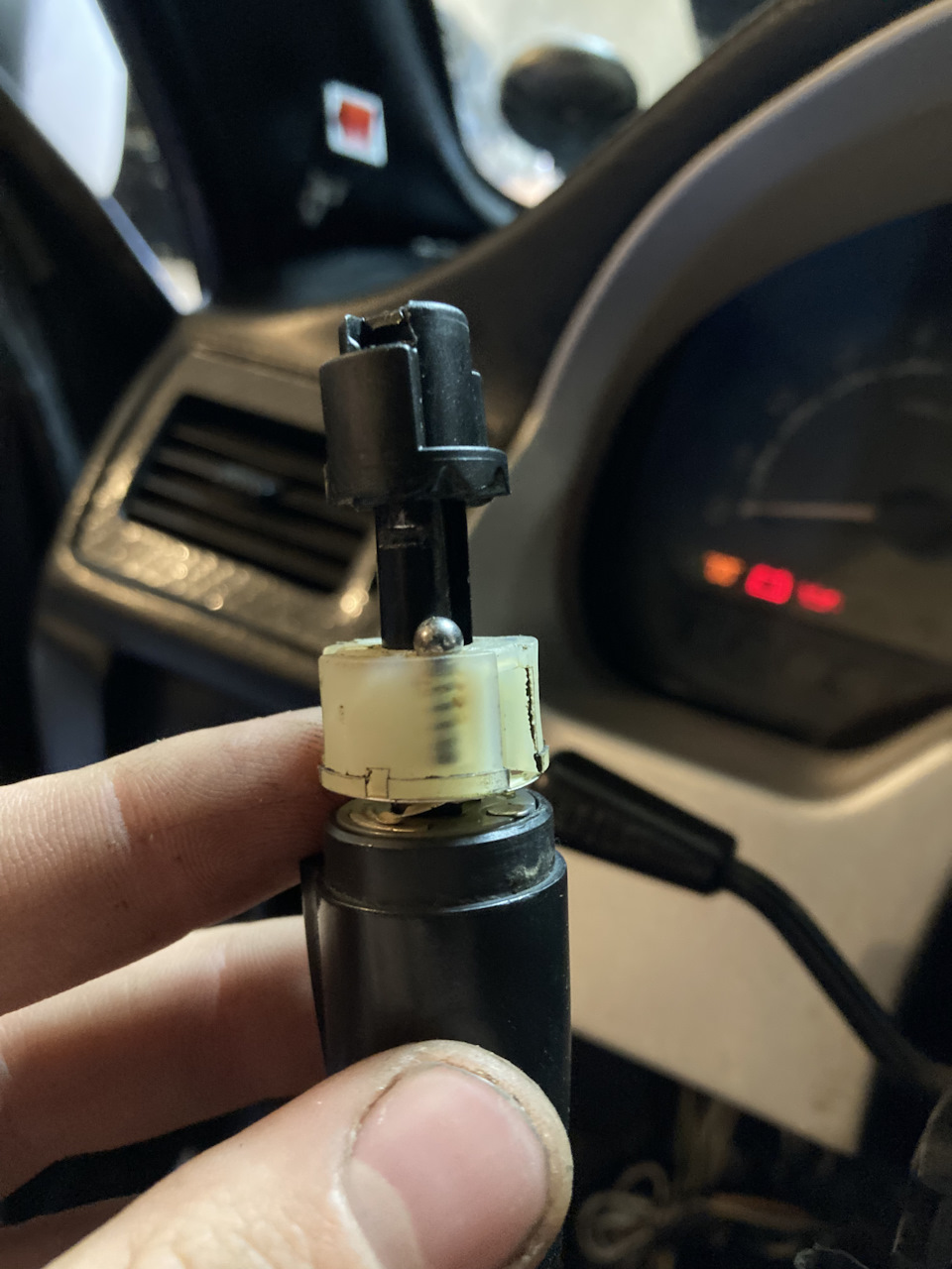 Заезженная проблема)При включении поворотника выключается ближний ...