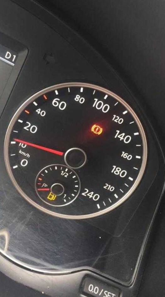 Значки на панели фольксваген поло седан 2012. Поло горит восклицательный. Датчик абс фольксваген поло седан. Значки на панели джетта фольксваген джетта. Фольксваген поло горит красный градусник.