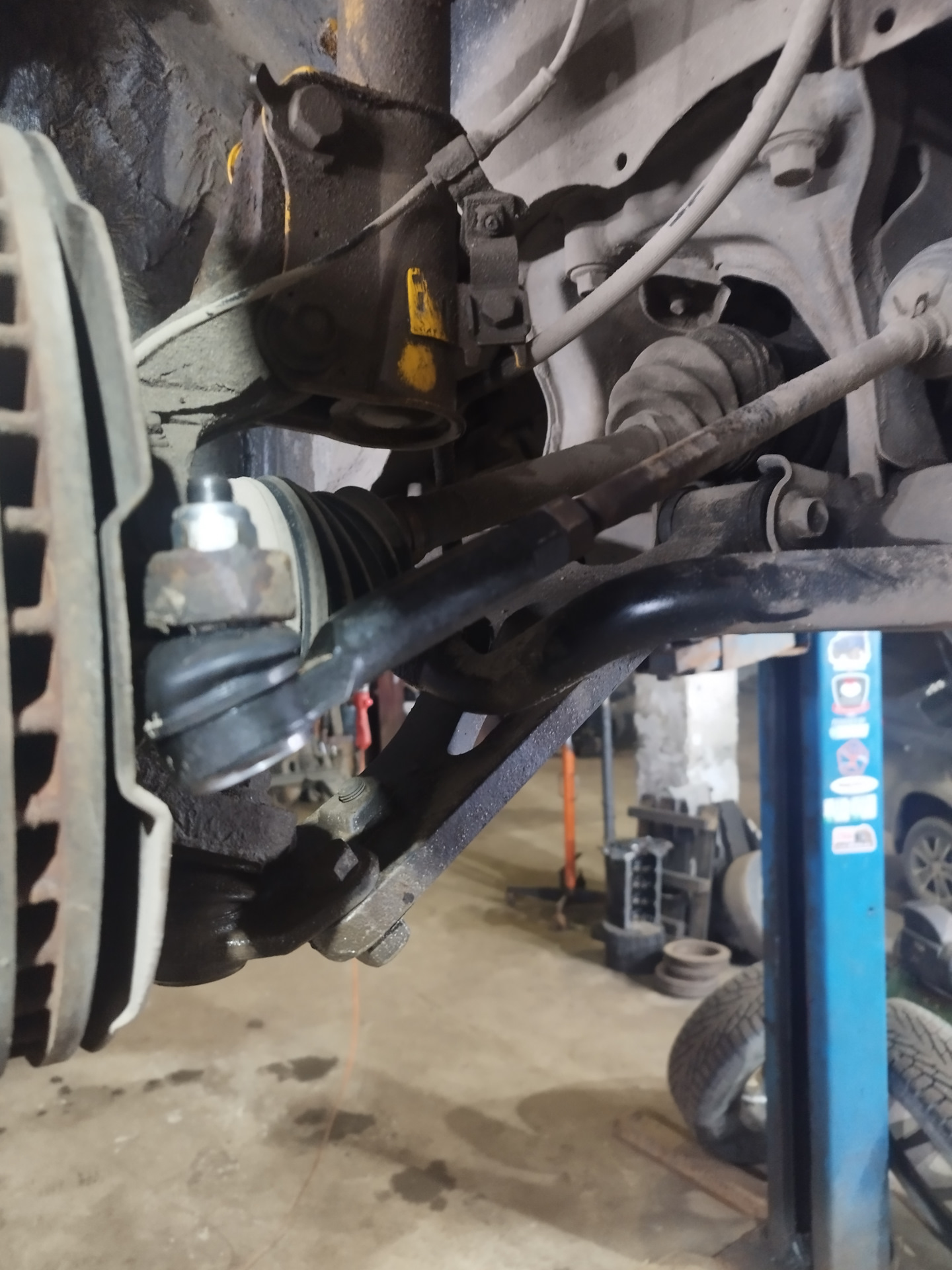 Замена рулевых наконечников и задних развальных рычагов, замена руля ...