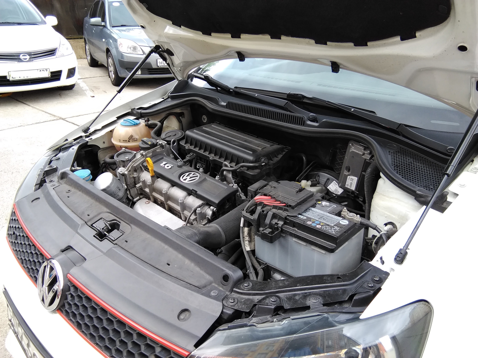 Газовые упоры капота volkswagen polo. Фольксваген поло открытый капот. Открытие капота фольксваген поло. Уплотнитель капота фольксваген поло седан. Заводской герметик фольксваген поло.