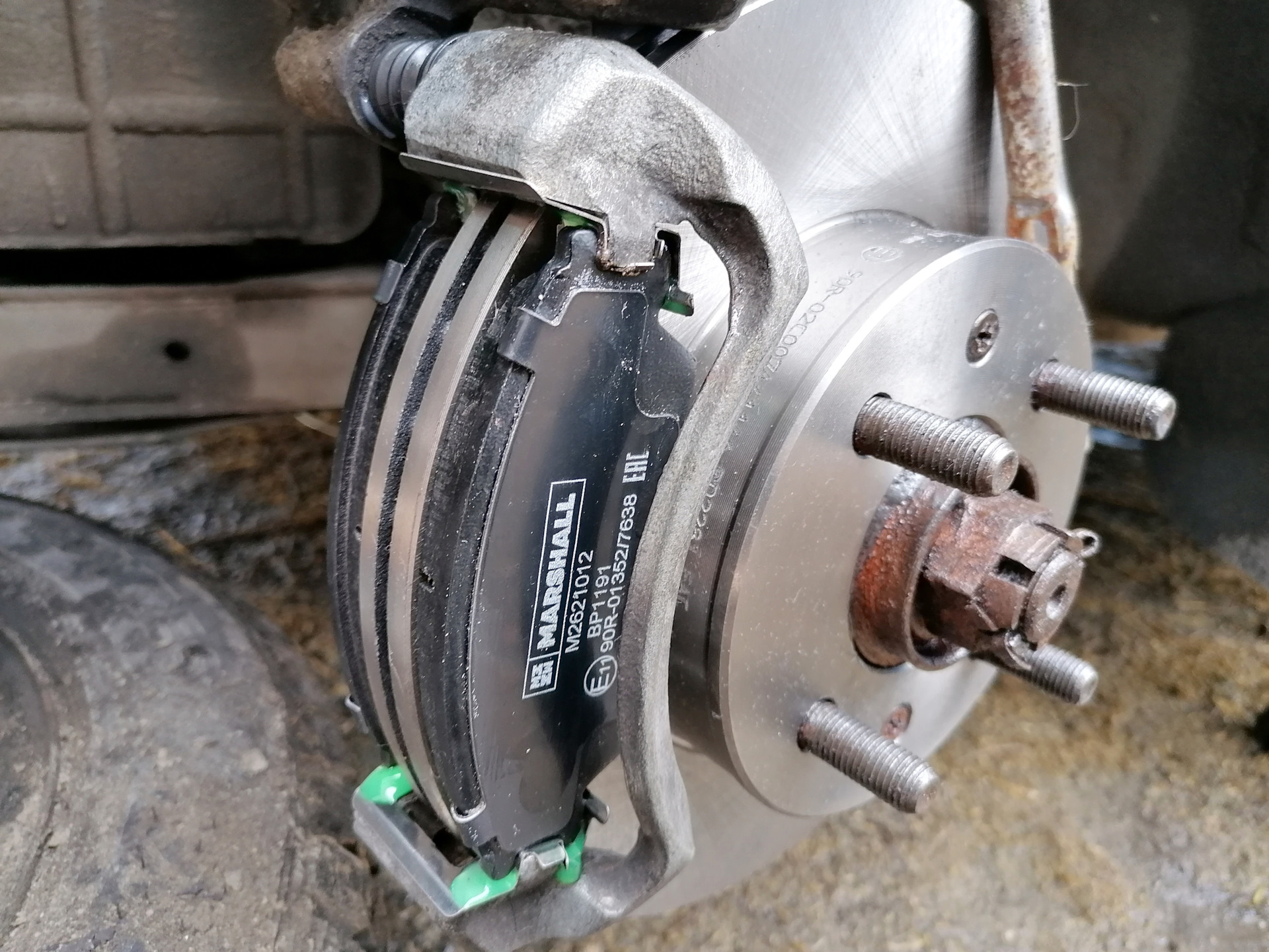 замена тормозных колодок хендай солярис. крепление тормозных колодок солярис. какие лучше ставить тормозные колодки. Nissin npo102wsa. какие лучше ставить тормозные колодки.