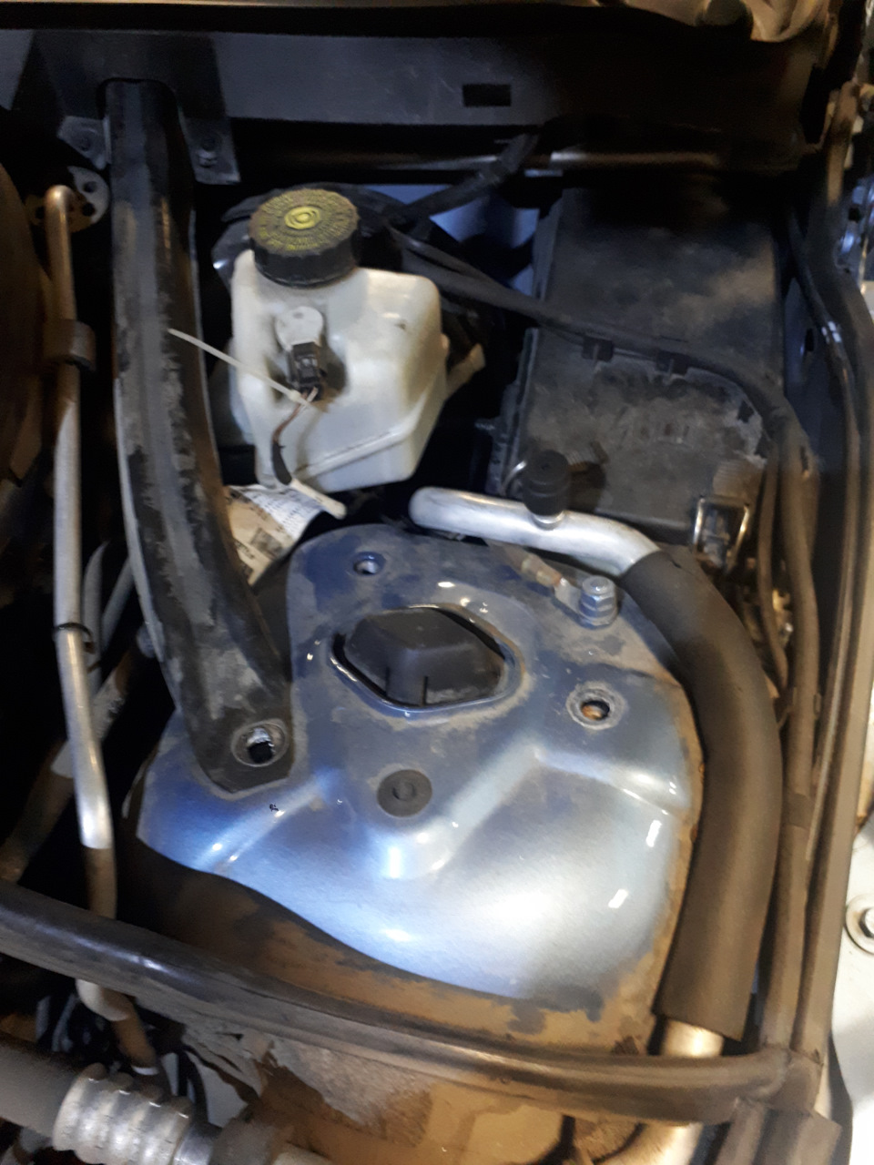 Krok 4: Przód: luzowanie obejmy zwrotnicy i wyjęcie kolumny. — Mercedes W204