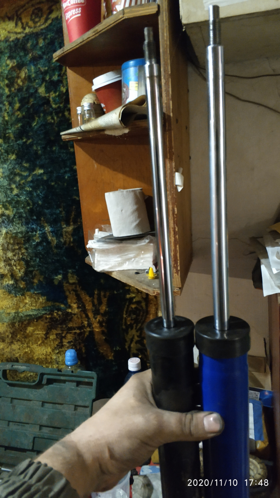 А это оставил на последок. Особенно для ценителей уссиленных пружин. Шток длиннее на асоми что есть гуд. Так и спереди и сзади. Меньше отбоя. — Lada Vesta SW Cross (1G)