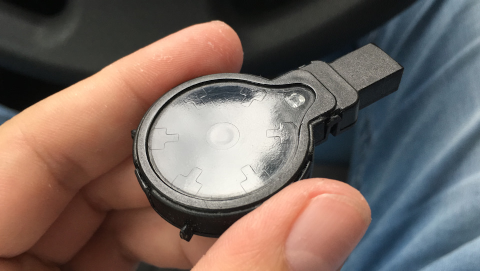 Заводской. Как видим — отсутствует прокладочка. Заводу ПРИВЕТ! — Lada Гранта Лифтбек (1G)