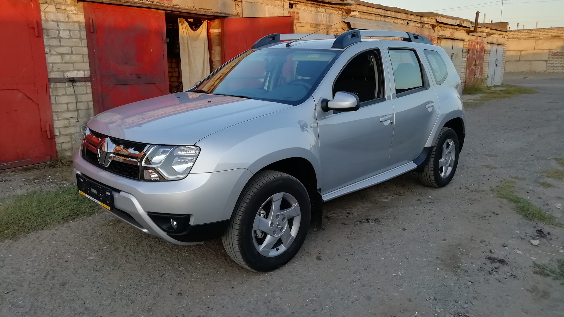 Рено дастер серебристый фото Renault Duster (1G) 2.0 бензиновый 2018 Серебристый ДРЭД на DRIVE2