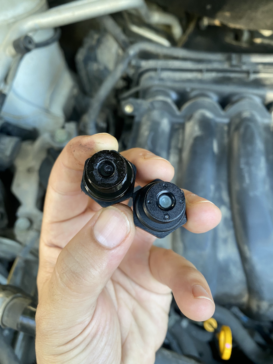 Старый клапан продувался в обе стороны и шарик внутри болтался. Сальник был в комплекте с новым клапаном. — Nissan Qashqai+2