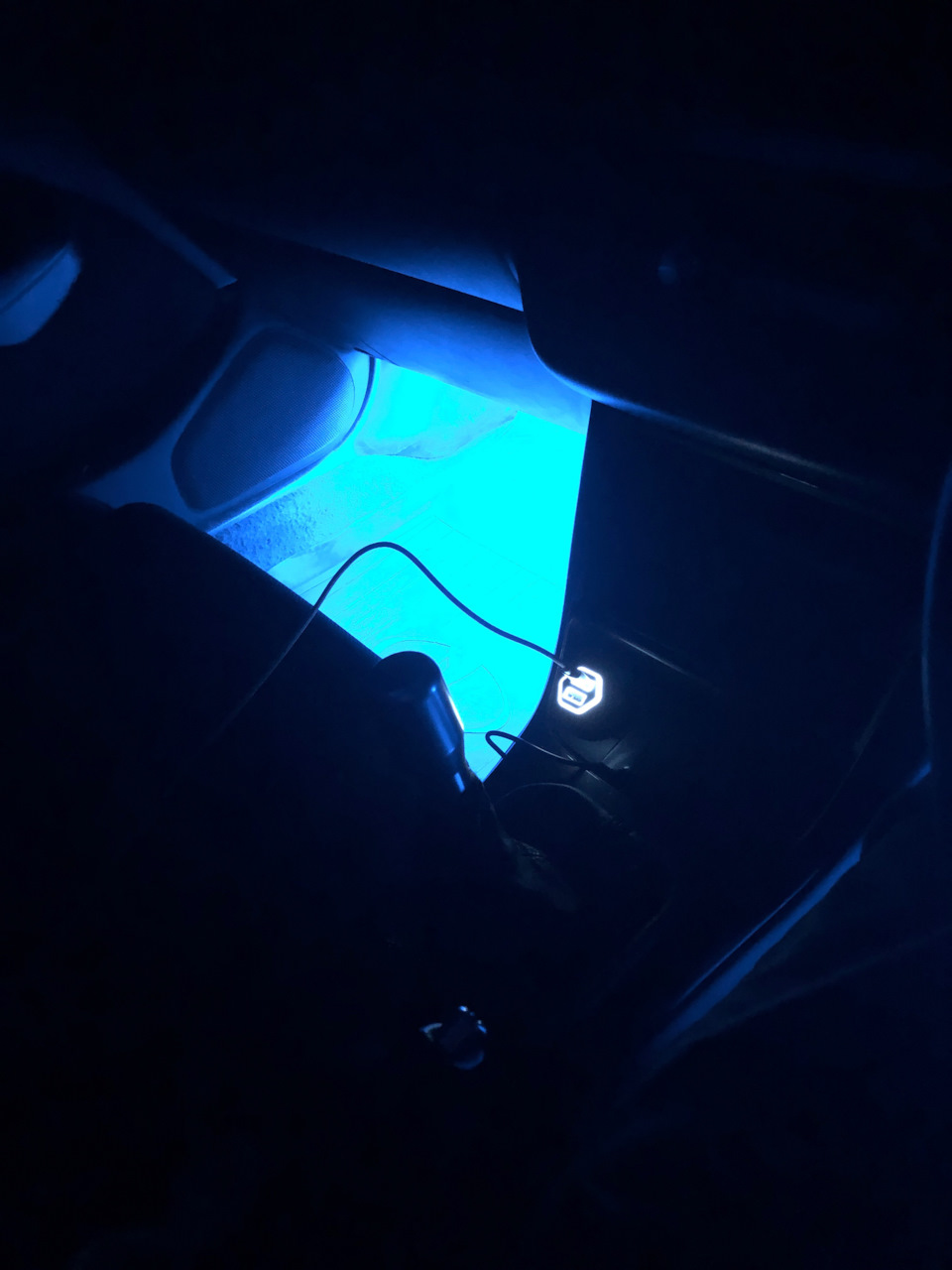 Установил диодную подсветку в ноги — DRIVE2