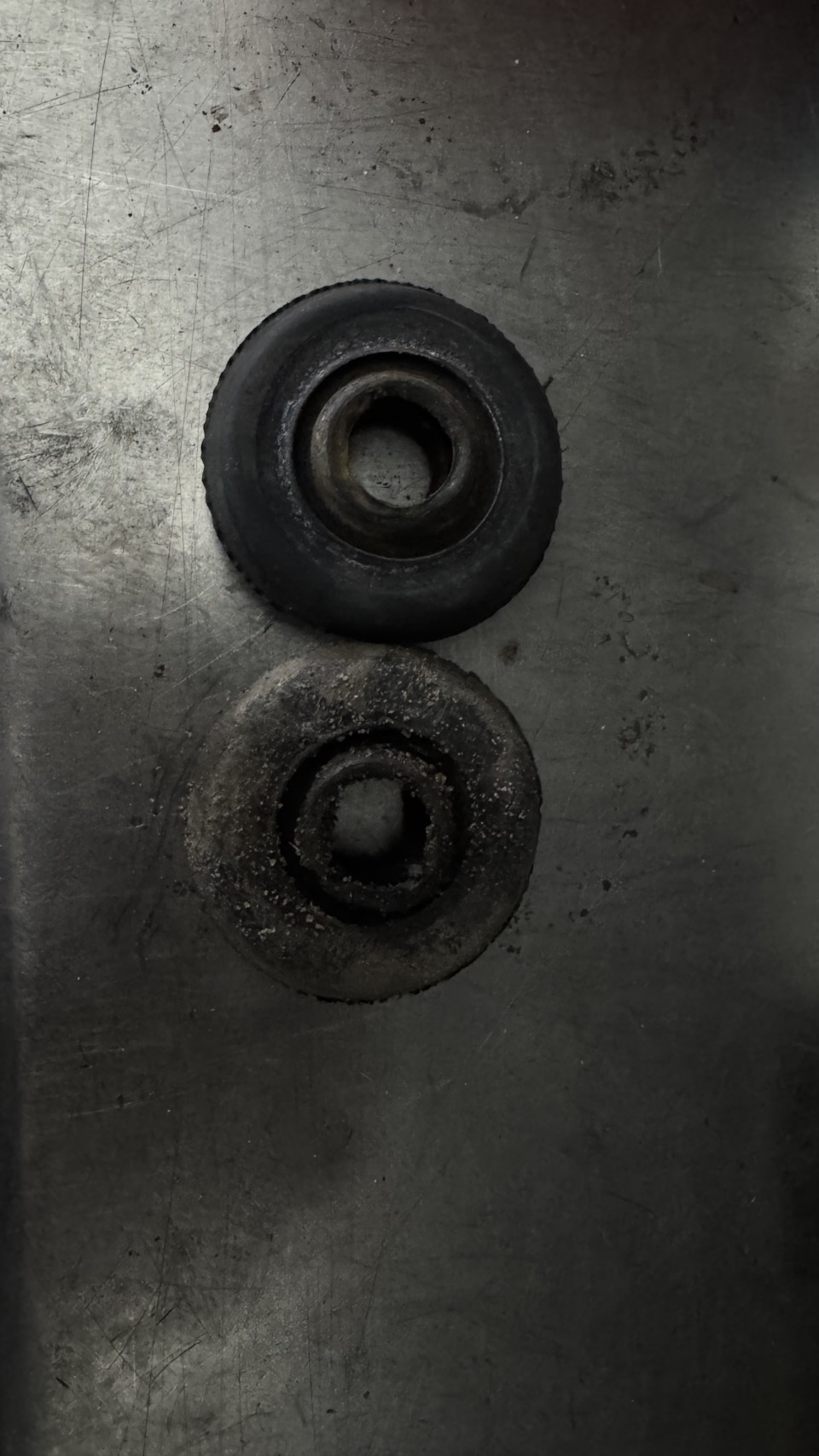 Сравнение родной опоры амортизатора с новой опорой FIESTROCO 12J1289 — Nissan Tiida (1G). Запчасти на фото: 12J1289