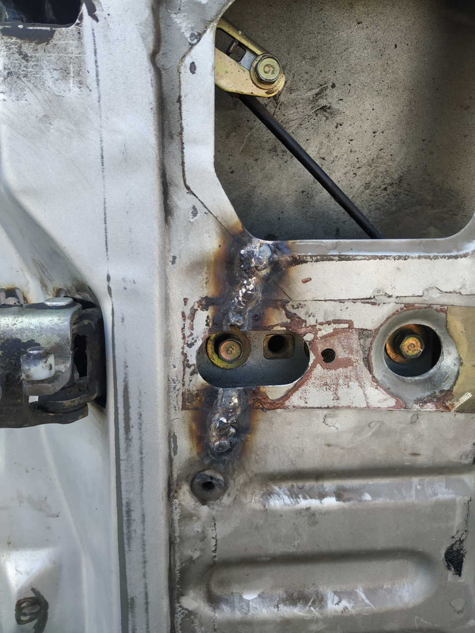 тойота не открывается дверь изнутри