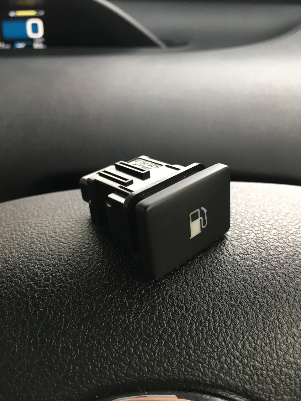 Кнопка открывания лючка бензобака с подсветкой — Toyota Prius (50), 1,8 ...