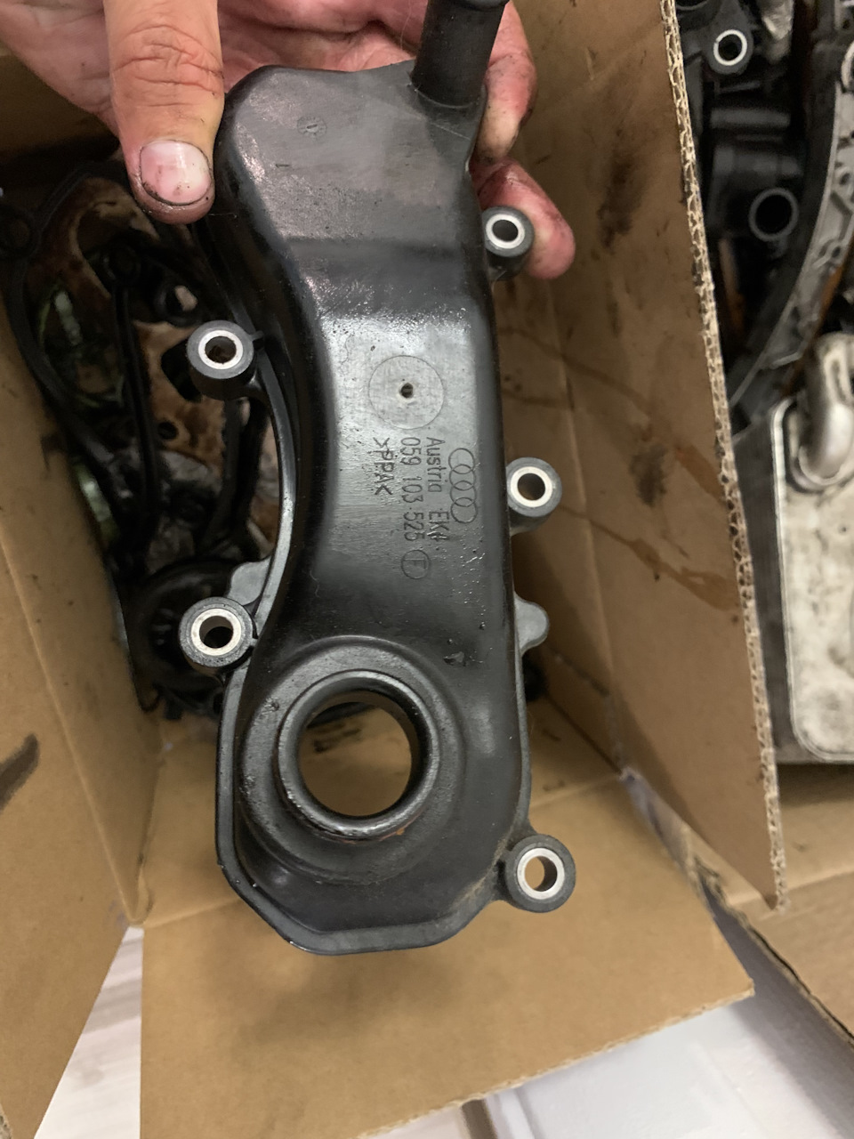 Пластиковый фланец под антифриз. Так же орига. Обычно Ломает трубку или внутренние кромки у уплотнителя. — Porsche Cayenne (2G) 958