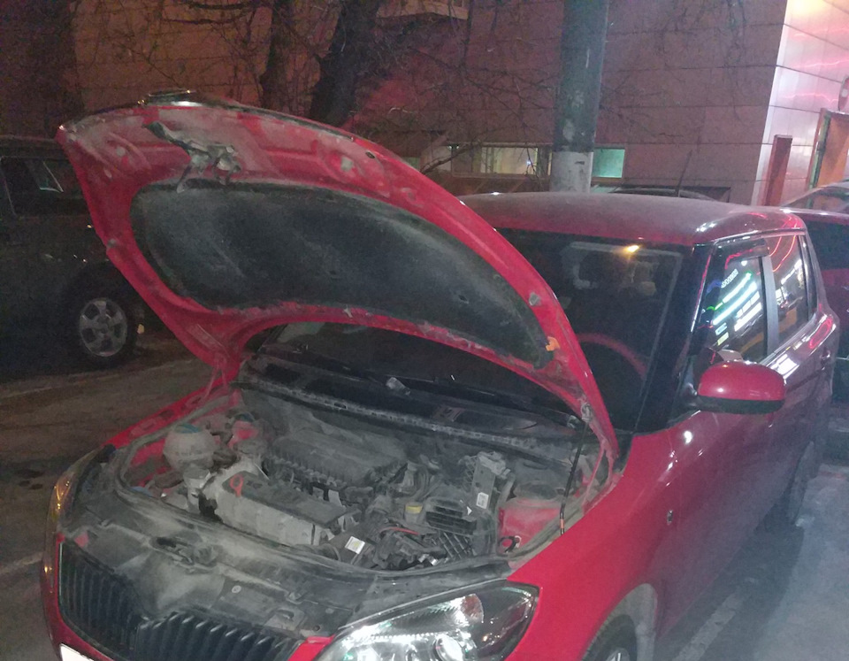 шкода фабия 2 открыть капот