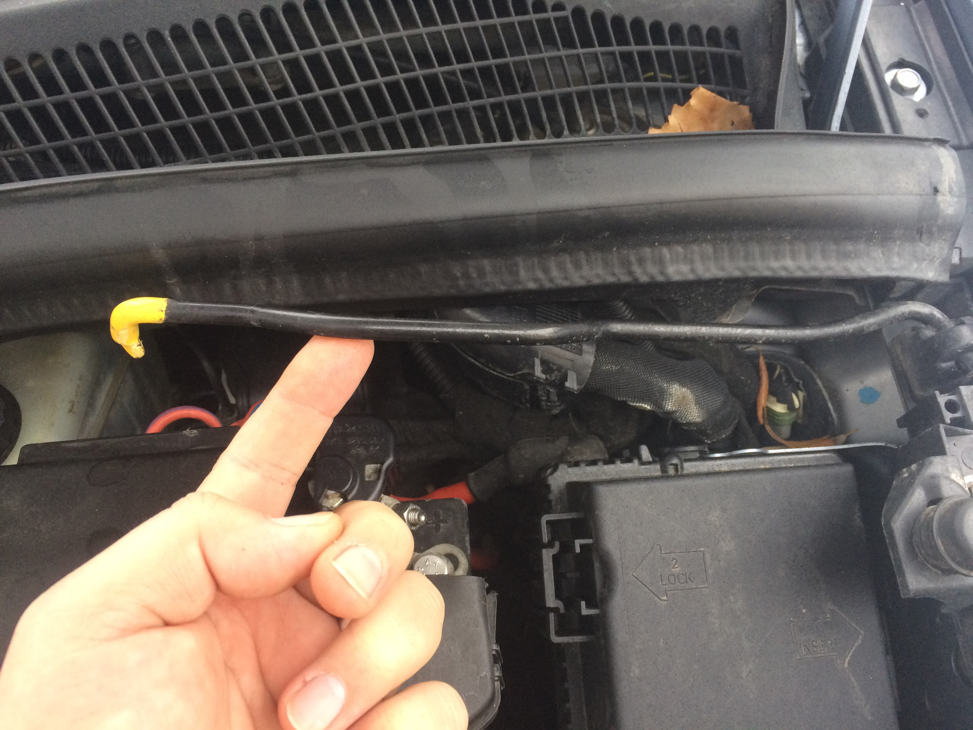 Крышка бачка омывателя — Opel Corsa D, 1,4 л, 2007 года | своими руками ...