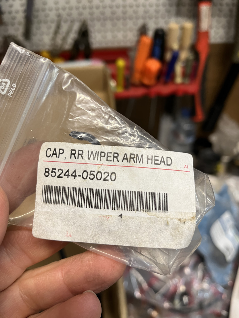 Фото в бортжурнале Toyota Avensis I. Запчасти на фото: WIPER, 8524405020