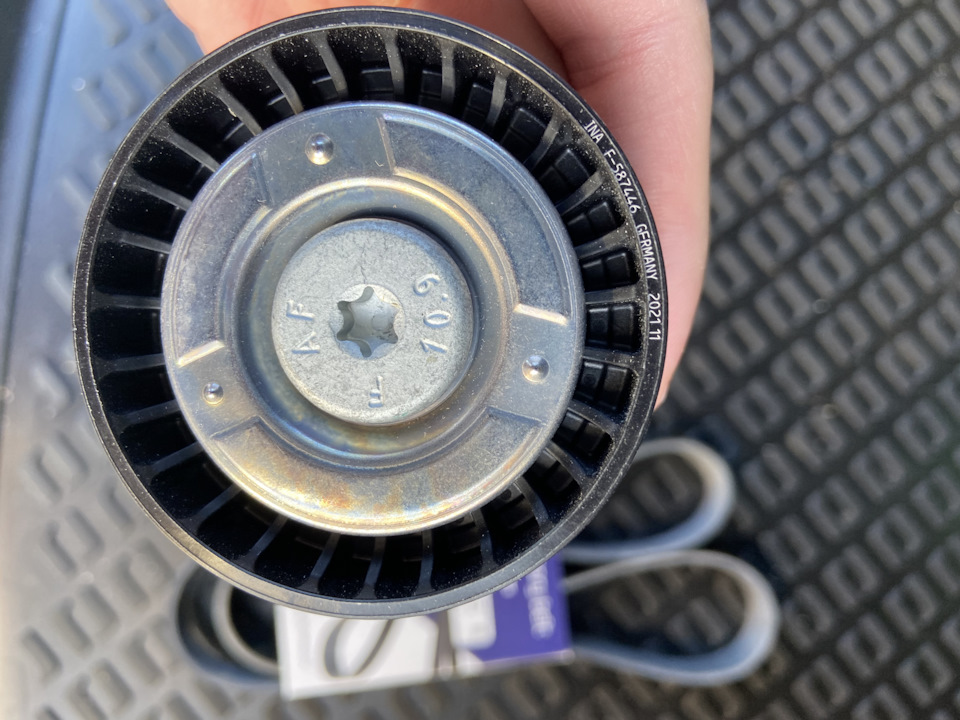 Замена вспомогательного ремня и ролика. — Renault Megane IV, 1,5 л ...