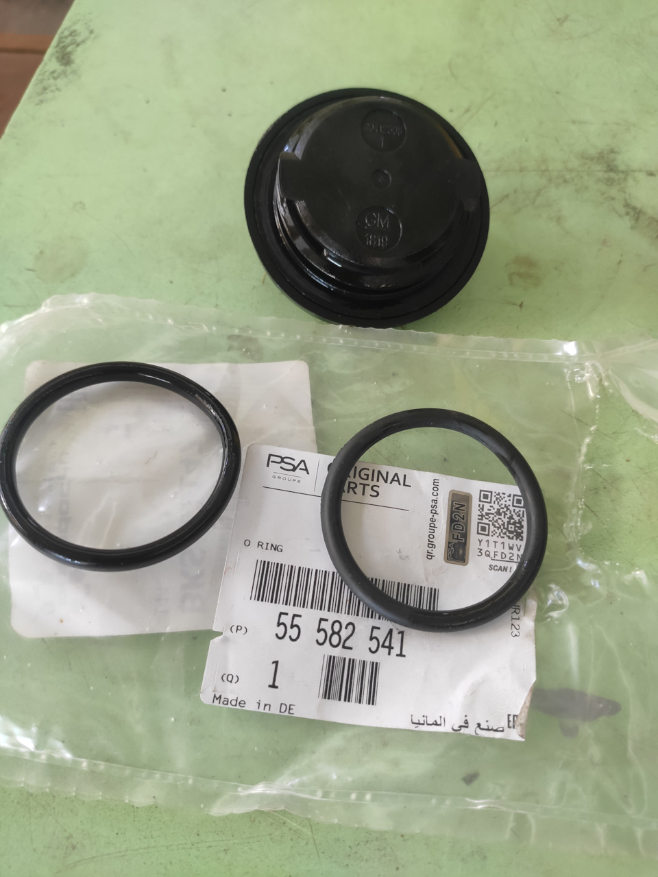 Старая слева. Резинка подзадубела, чуть потела крышка. Новая резинка мягенькая. — Chevrolet Cruze (1G). Запчасти на фото: ORING, 55582541