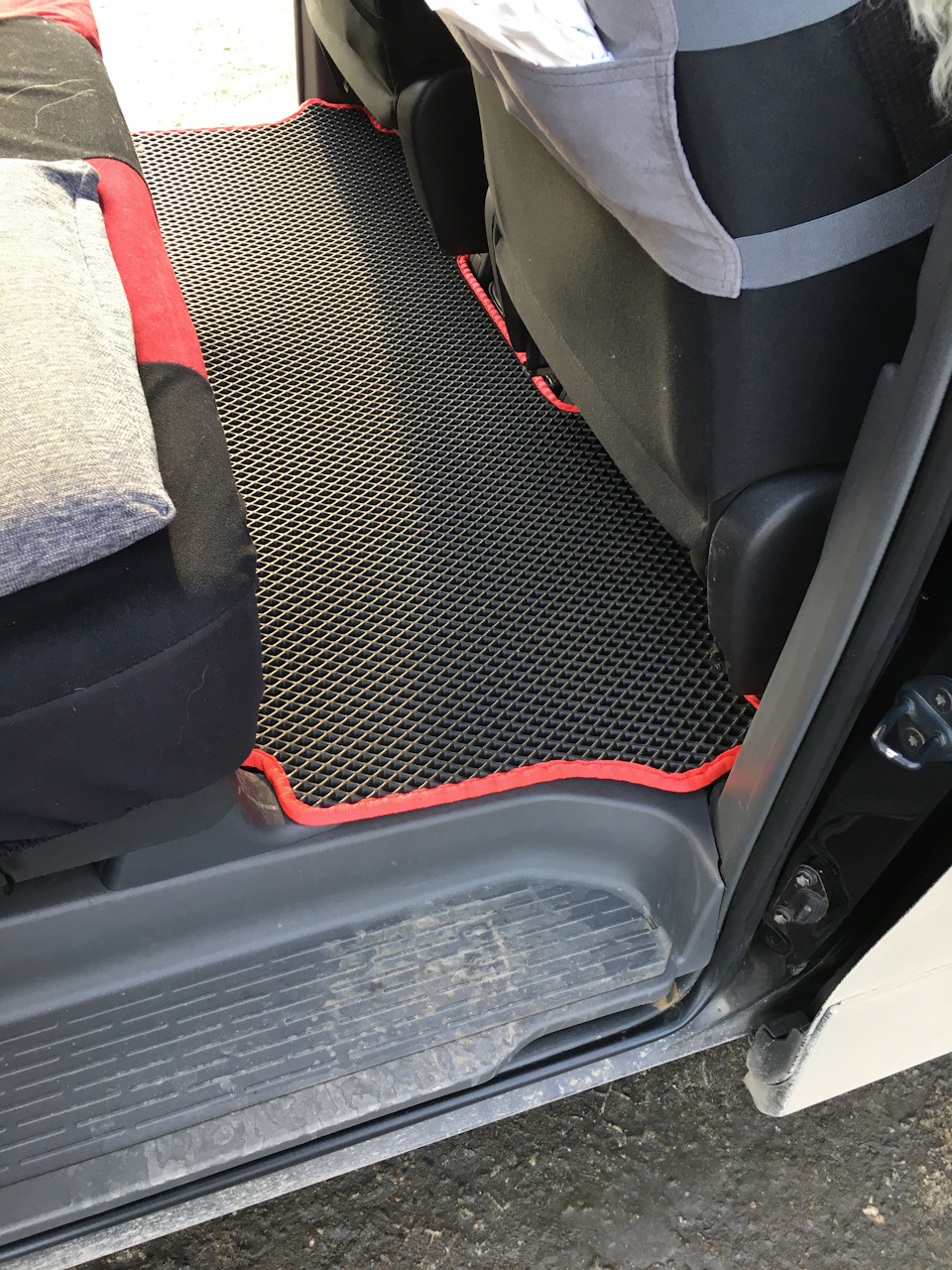 Замена ковриков — Toyota Voxy (2G), 2 л, 2008 года | аксессуары | DRIVE2