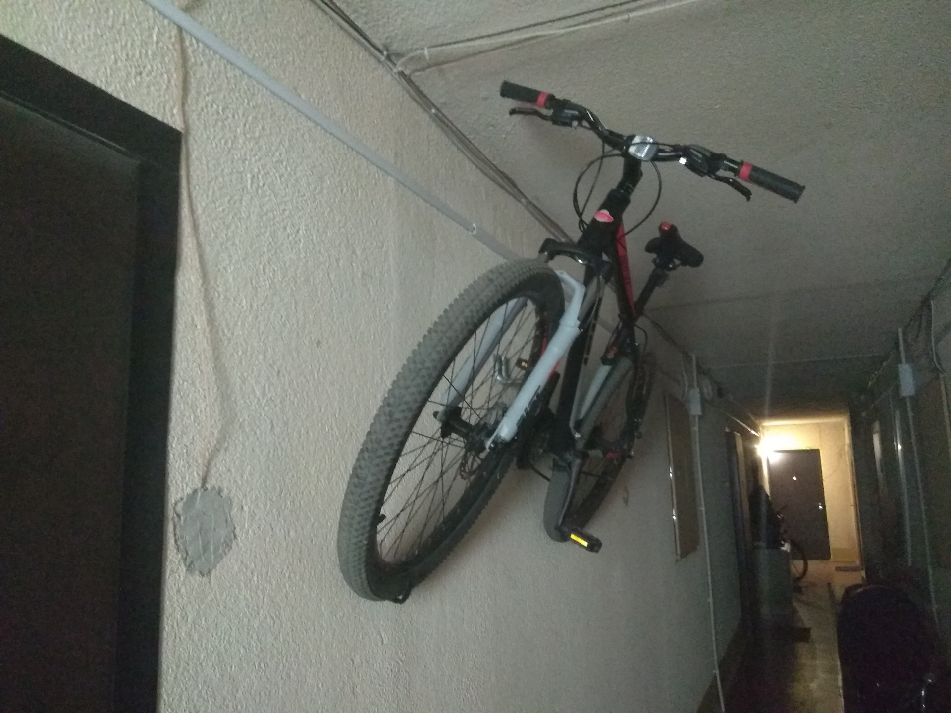 Крепление для велосипеда своими руками. Крепление для велосипеда на стену. Кронштейн для велосипеда за педаль. Крепление для велосипеда на стену в подъезде. Крепёж для велосипеда в коридоре.
