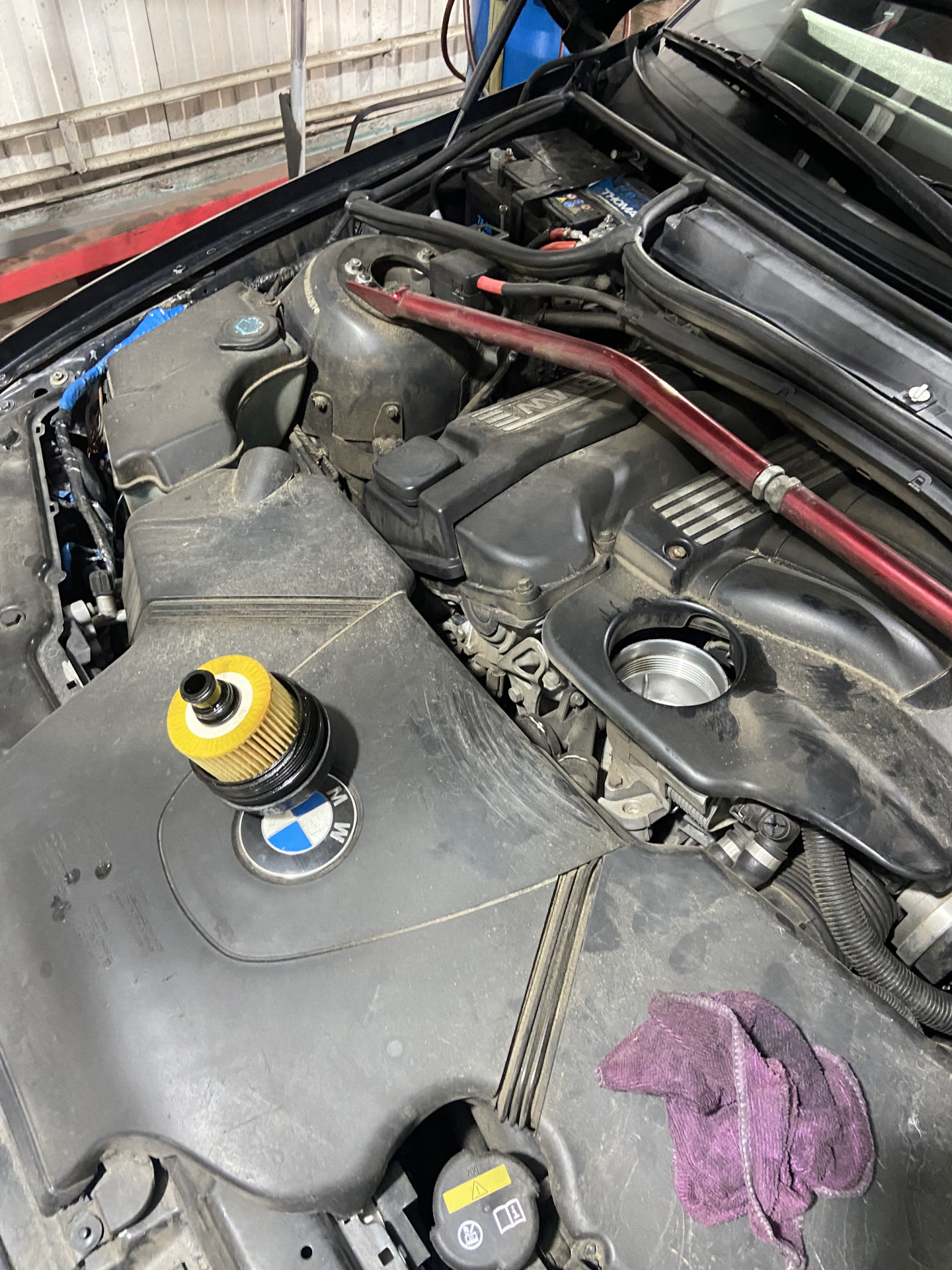 Замена масло lukoil 5w50 — BMW 3 series (E46), 2 л, 2004 года | своими ...