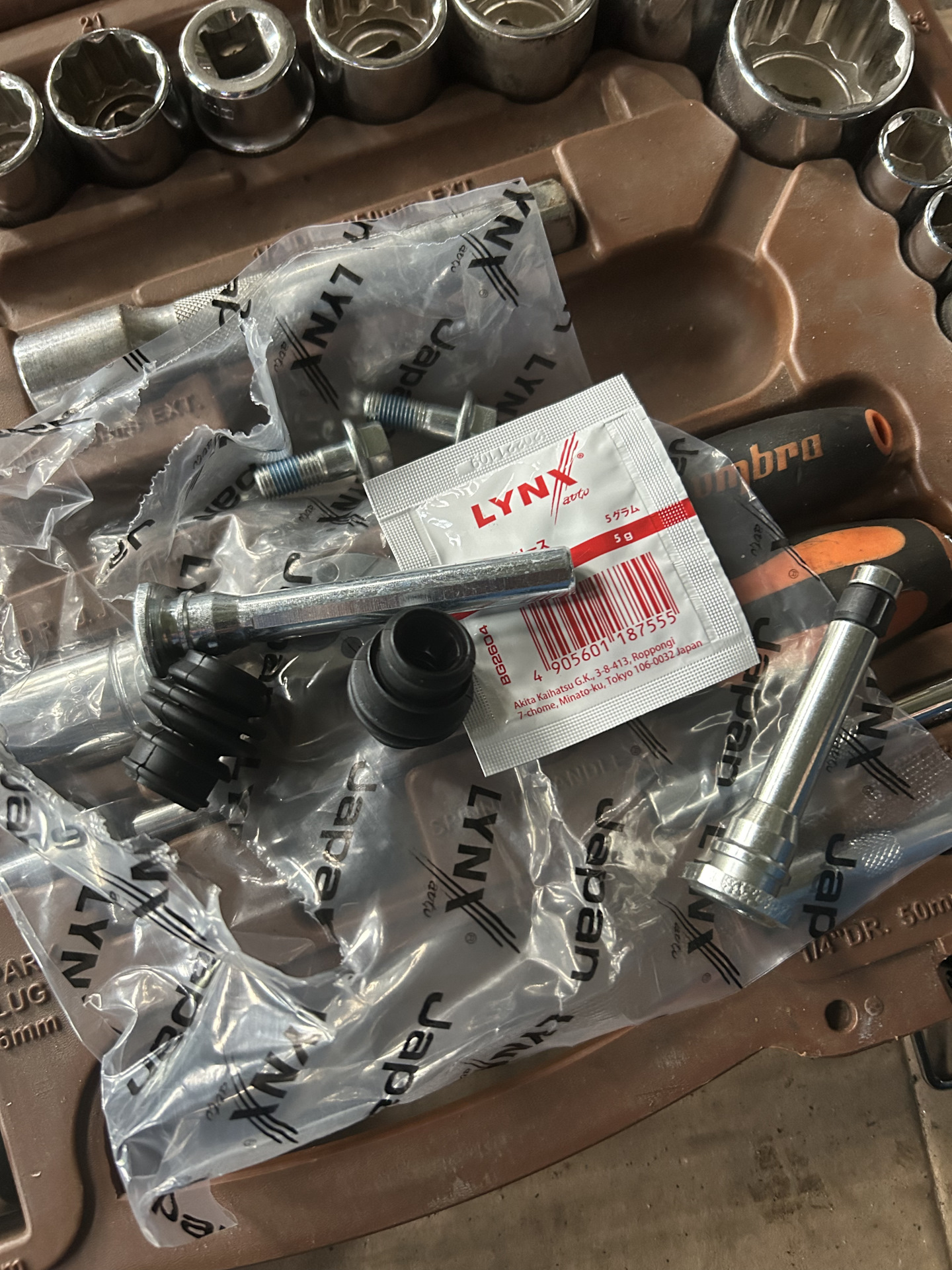 Передние колодки и направляющие — Nissan Qashqai (1G), 1,6 л, 2011 года ...