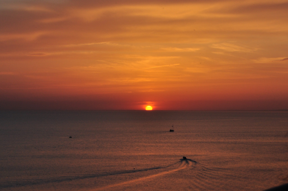 стихи о море. на небе только и разговоров что о море. высказывания про закат на море. и еле видимый свет словно от свечи. и еле видимый свет словно от свечи.