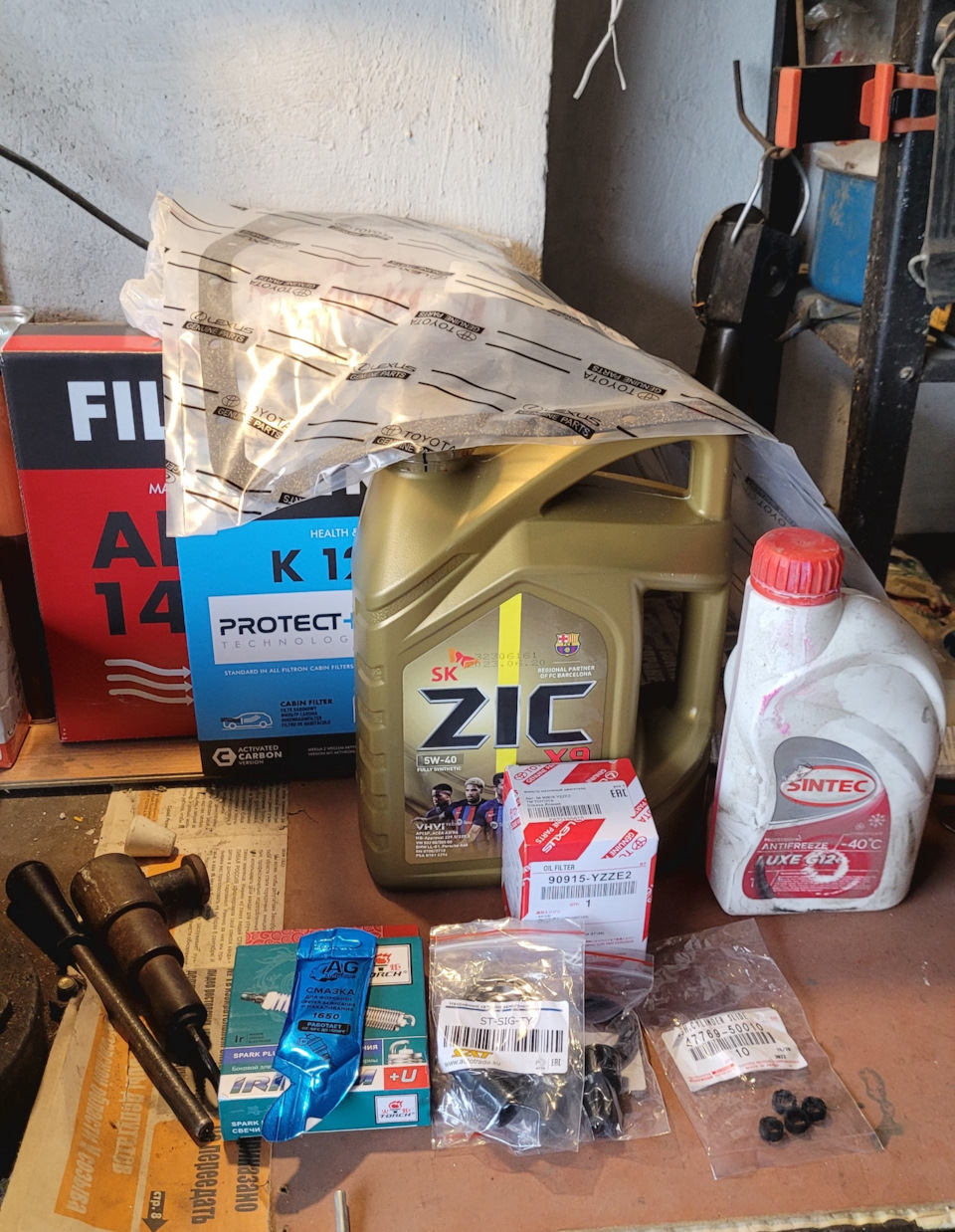 на весну уже куплены фильтры, включая АКПП (под прокладкой лежит) и масло, уплотнители суппорта при смене резины поставлю, свечи и колпачки сейчас. — Toyota RAV4 (III)