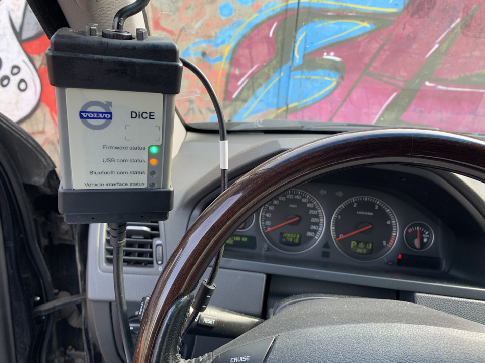 Чтение ошибок сканером. Volvo vida dice плата. Блок Дайс для чтения ошибок на автомобиле