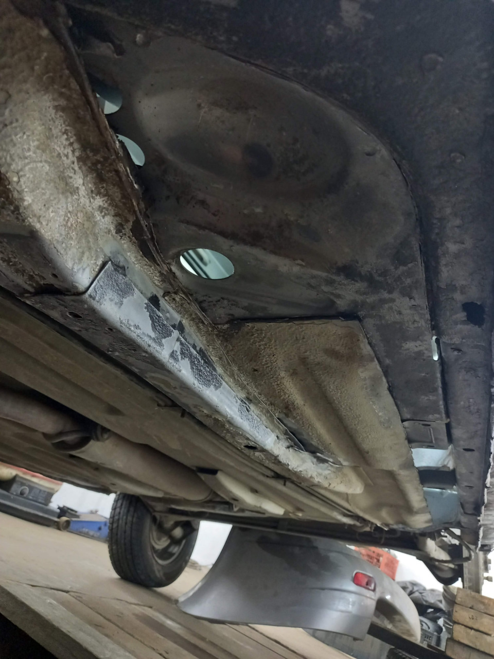 С водительской стороны пол, ещё тот геморой его выпиливать т.к там двойное дно — Lada Приора универсал