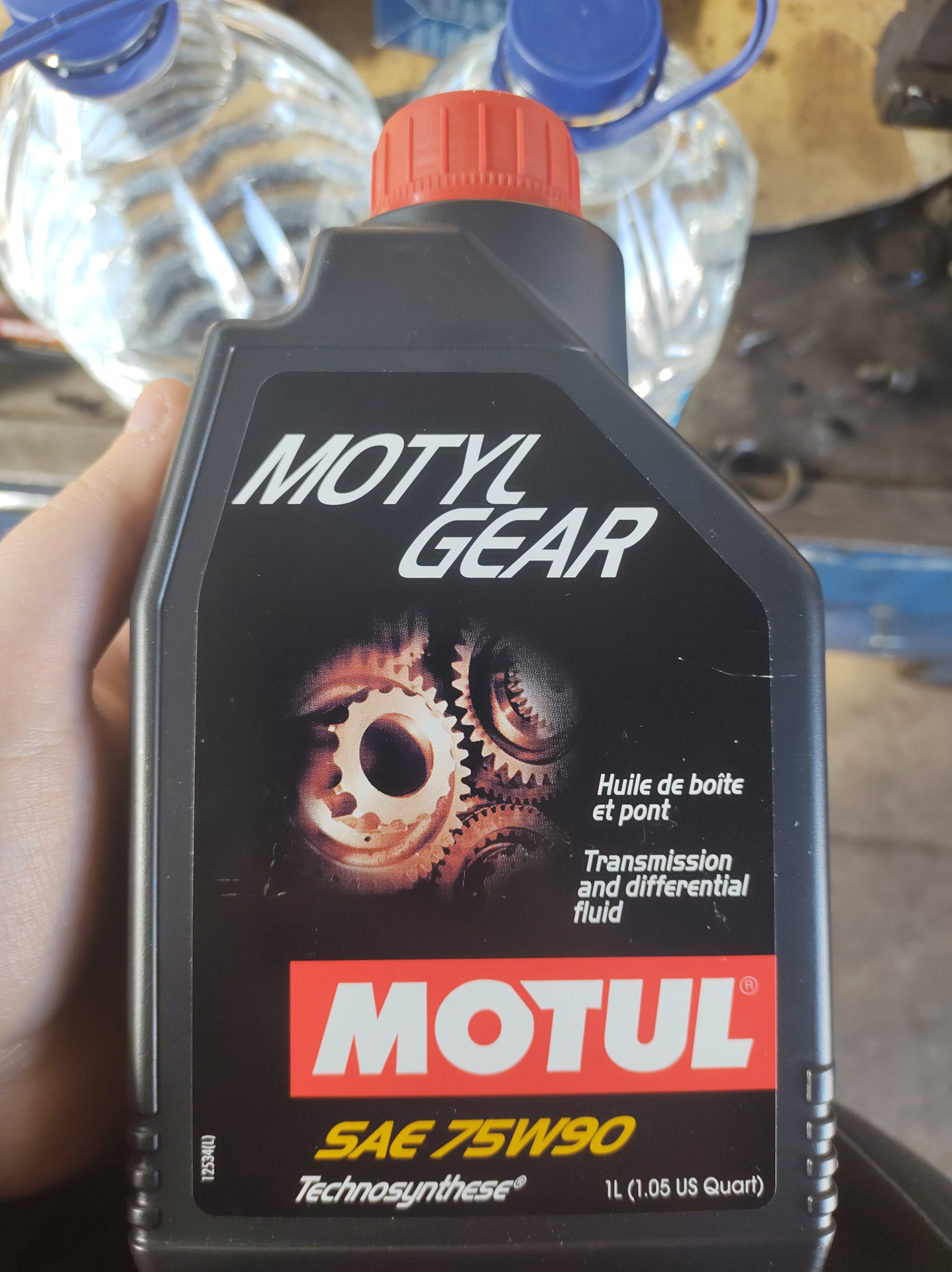 Motul 75w90. Мотюль в КПП. Motul 75w90 красный. Масло мотюль в коробке
