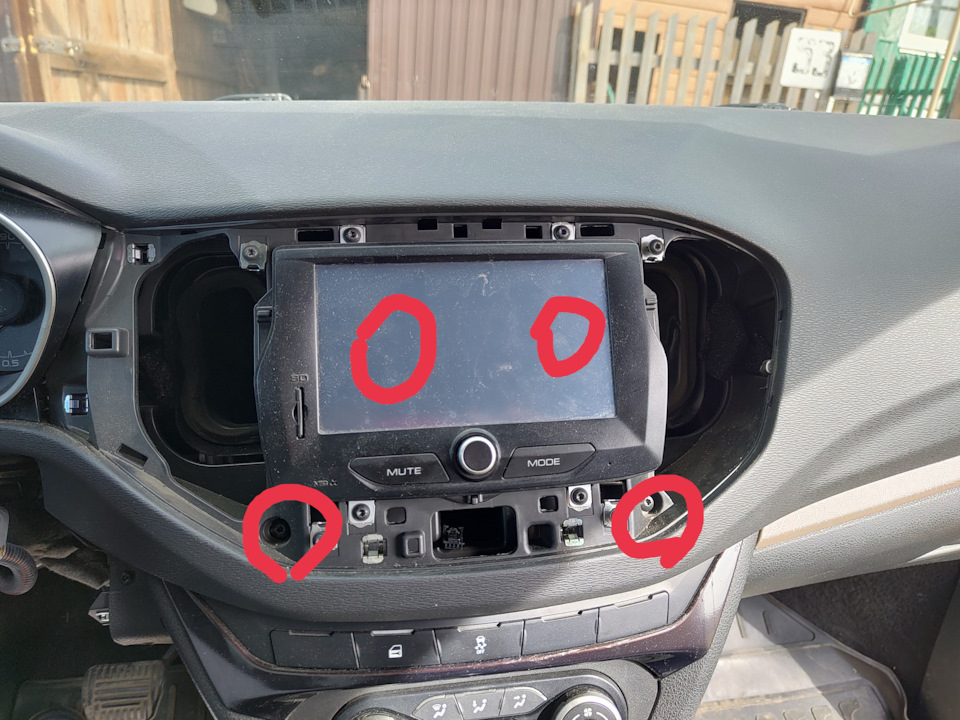 два под магнитолой, два за магнитолой — Lada Vesta (1G)