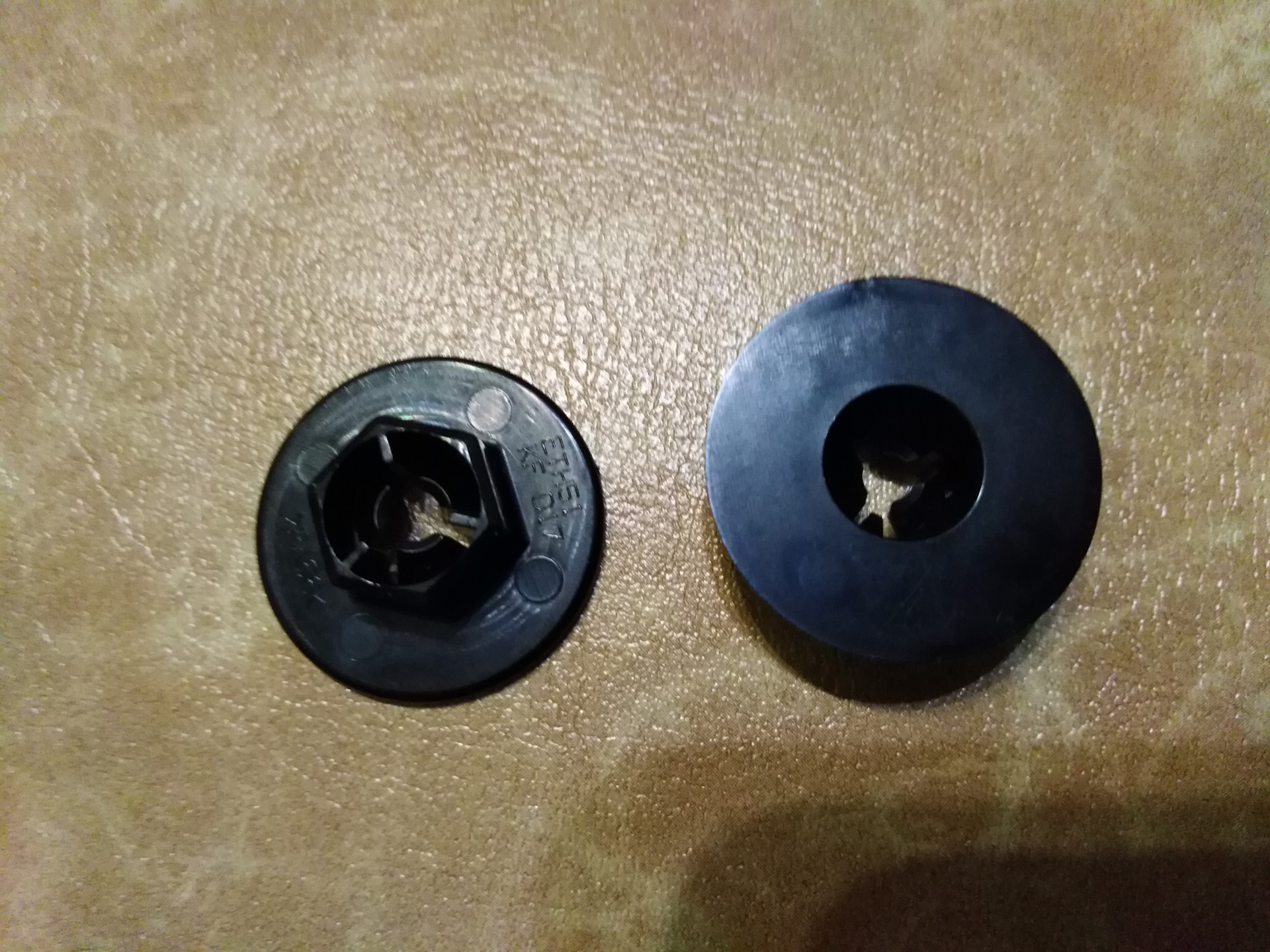 Пластиковые гайки для крепления подкрылков. Гайка крепления подкрылка пластиковая дастер. Пластиковые гайки для крепления подкрылков. Eth510 гайка пластиковая. Клипса hyundai 84145-26000.