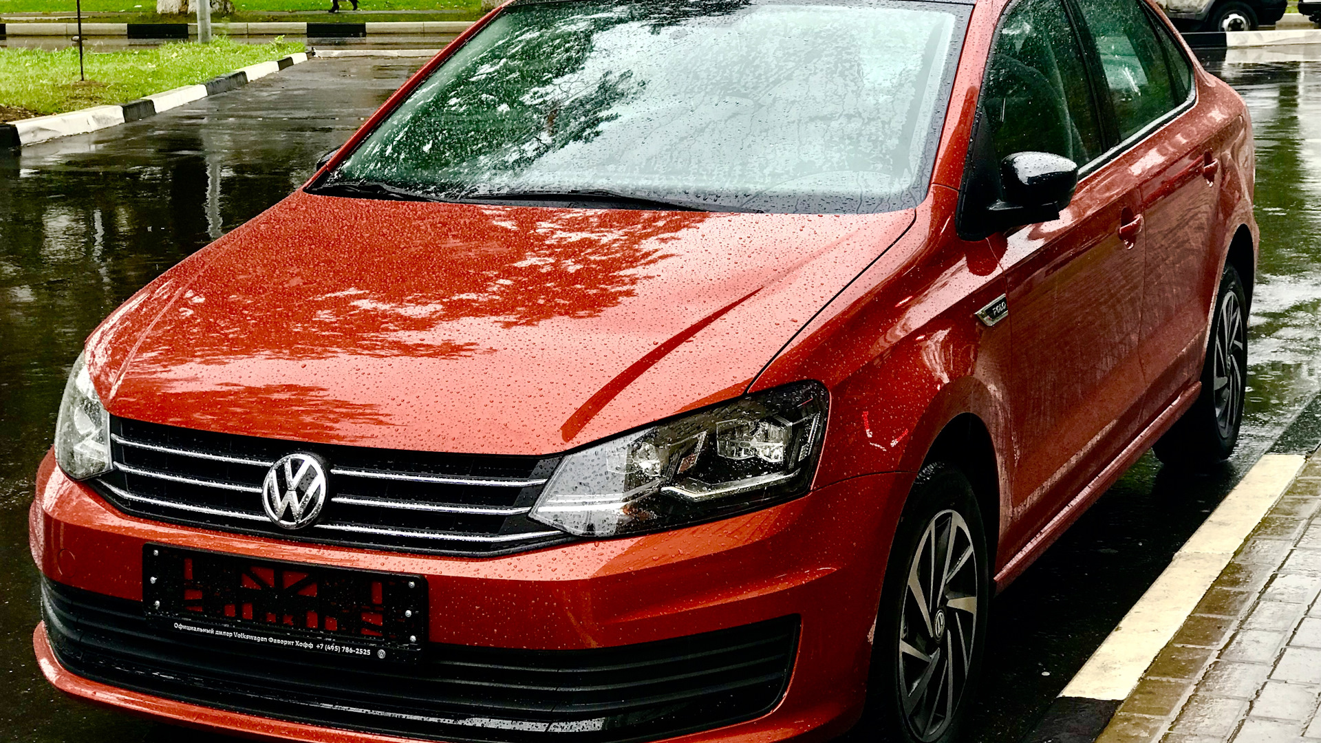 Volkswagen Polo sedan красный