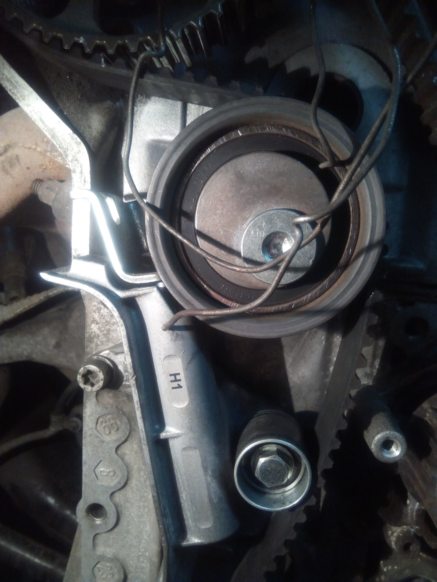 Шпилька натяжителя ремня грм ваз 2109. Ремонтная шпилька грм 2114. Хонда сорвана резьба натяжного ролика грм. Ролик натяжной грм audi 100 aad. Ремонтная шпилька грм 2114.