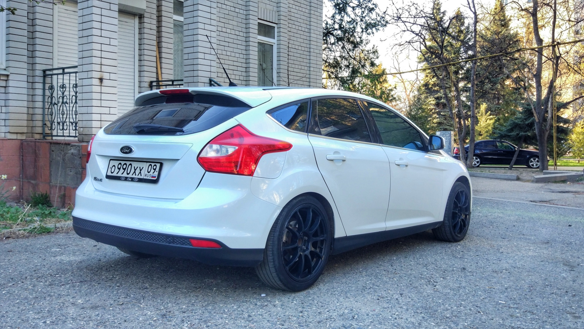 Ford Focus 3 белый хэтчбек на r18