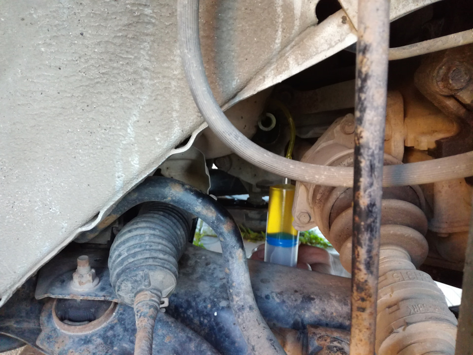 заливаю свежее масло, здесь менее удобно, чем сзади — Nissan X-Trail II (t31)