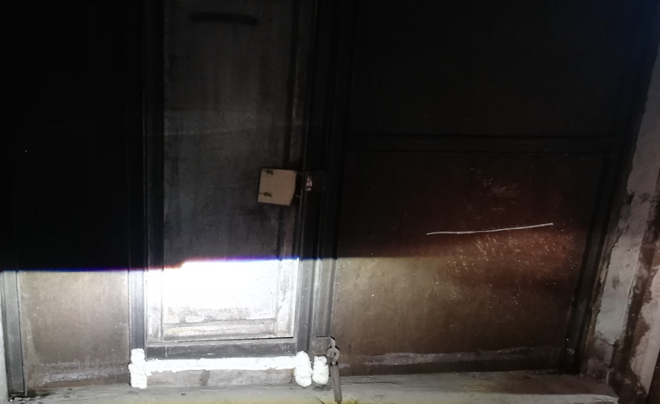 Пример света: правая фара би-ксенон, левая би-лед (ближний свет) — BMW X5 (E53)