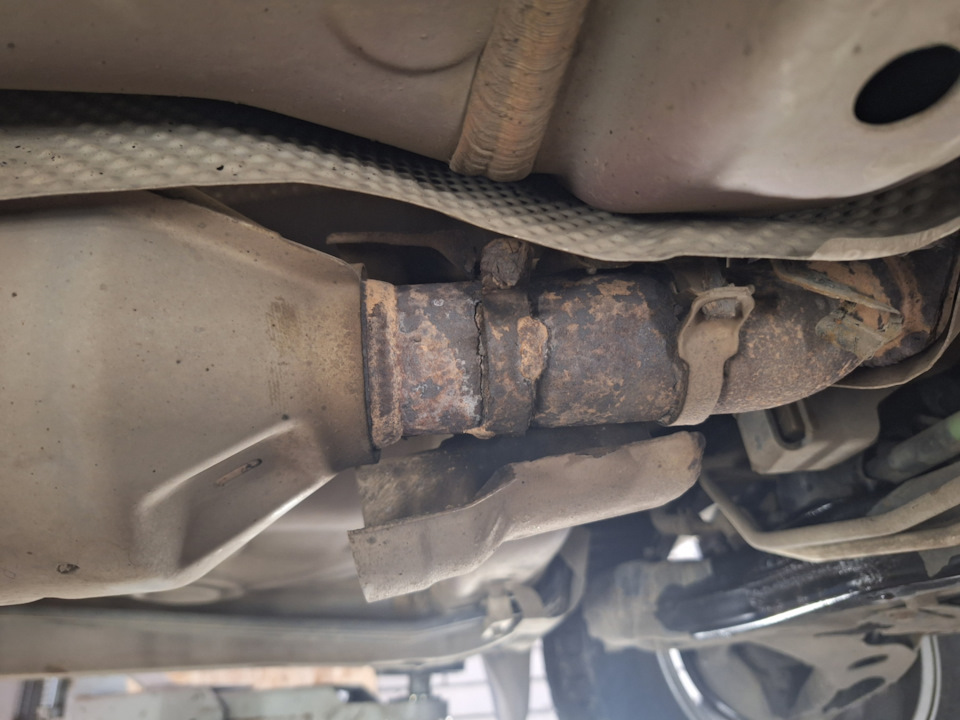 Опять глушитель — Mitsubishi Outlander XL, 2 л, 2011 года | поломка ...