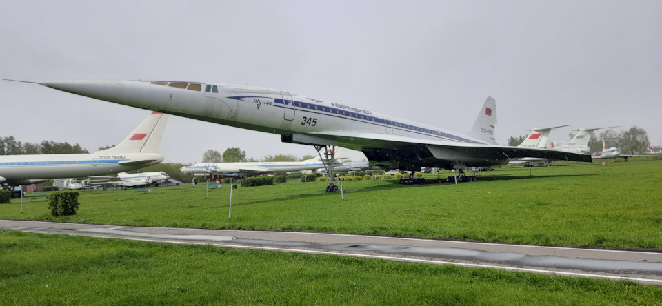 Уже завтра мы окажемся совершенно в другом месте и будем знакомиться с историей советского и российского авиастроения. Попробуйте догадаться, в каком городе и в каком музее хранится этот красавец Ту-144? — Jeep Cherokee (KL)