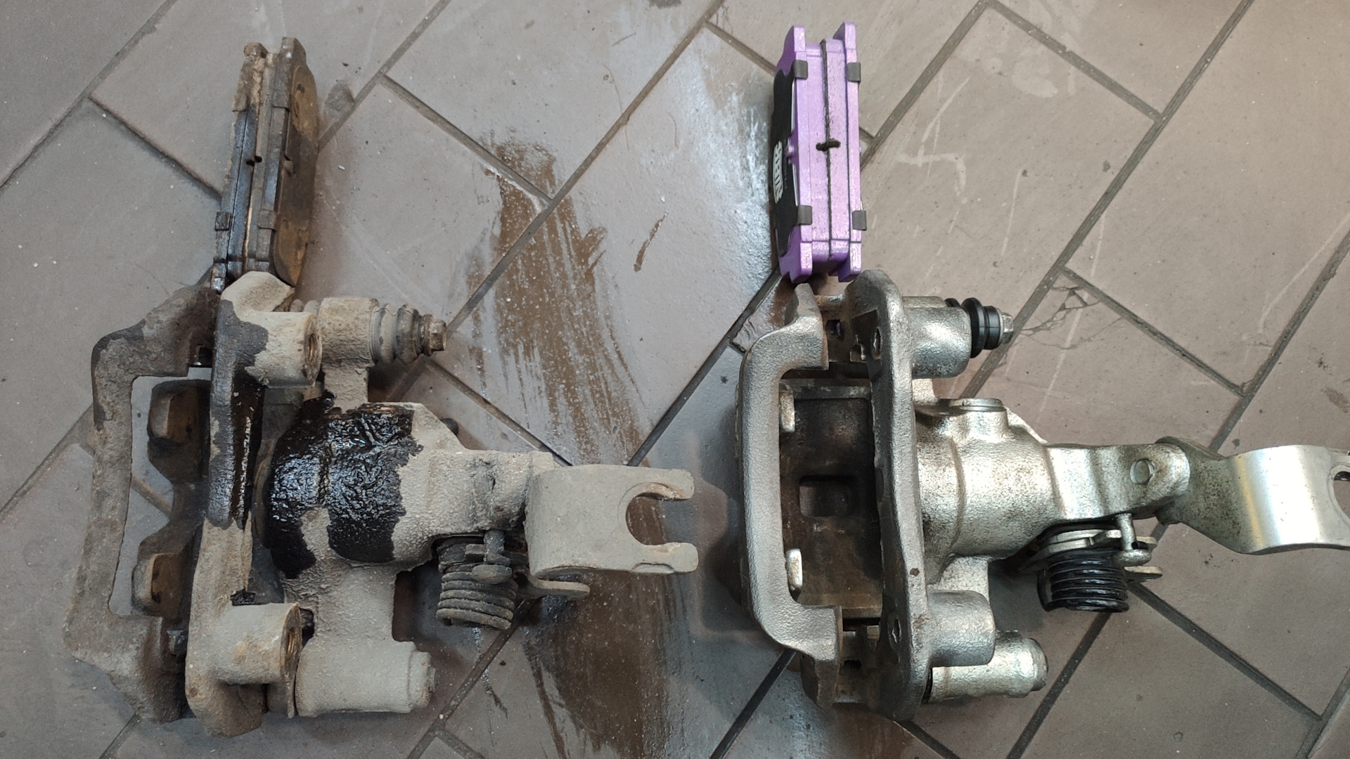 Мазда 3бл передние суппорта. Мазда 3 суппорт передний. Суппорт mazda. Mazda 626 задний суппорт. Скобы тормозного суппорта мазда 3 бк.