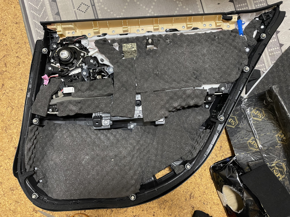 Разборка задней двери с шумкой — Lexus ES 300h (XZ10), 2,5 л, 2019