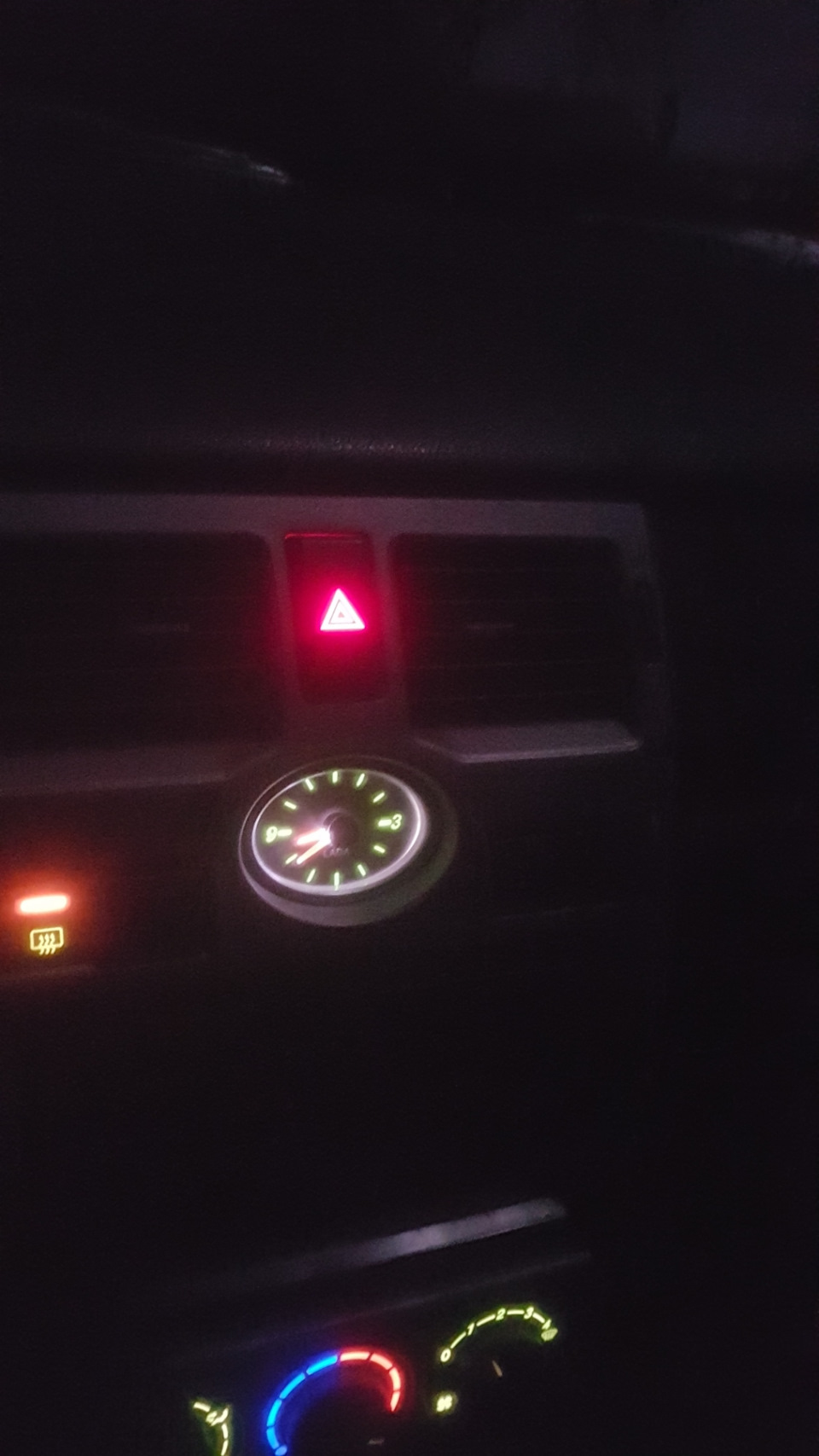 Шум, треск из под торпедо — Lada Приора хэтчбек, 1,6 л, 2010 года ...