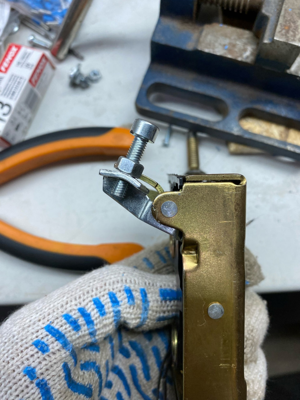 Замена дверного механизма на новый. (Не захлопывается дверь ...