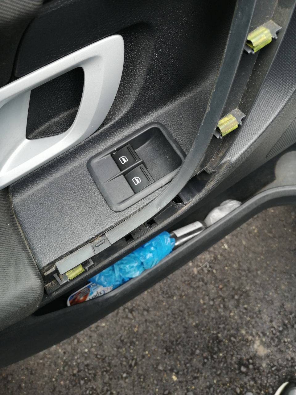 Замена кнопок стеклоподъемников — Skoda Fabia Combi Mk2, 1,4 л, 2009 ...