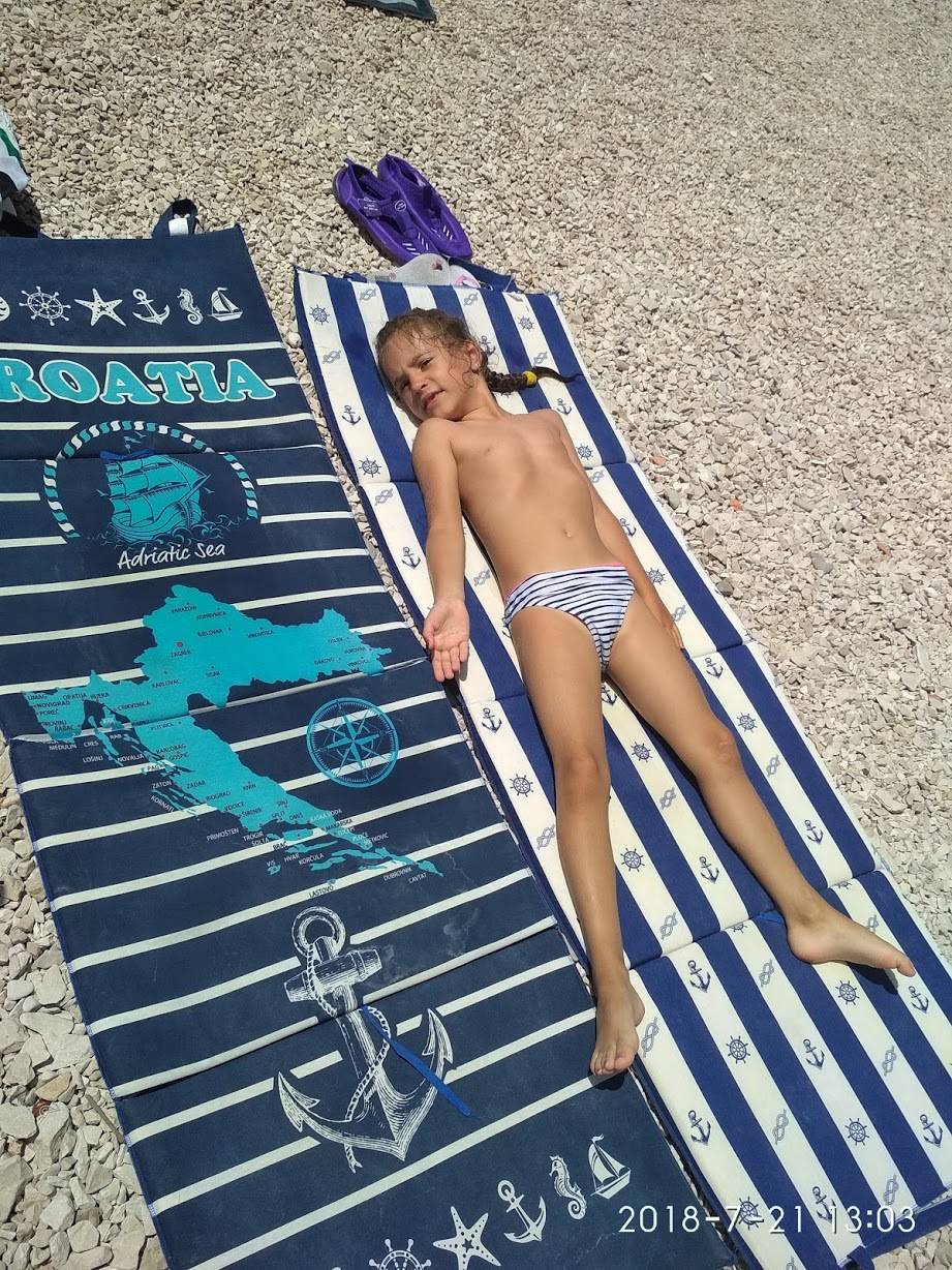 Младшая дочя загорает. — Renault Espace (4G)