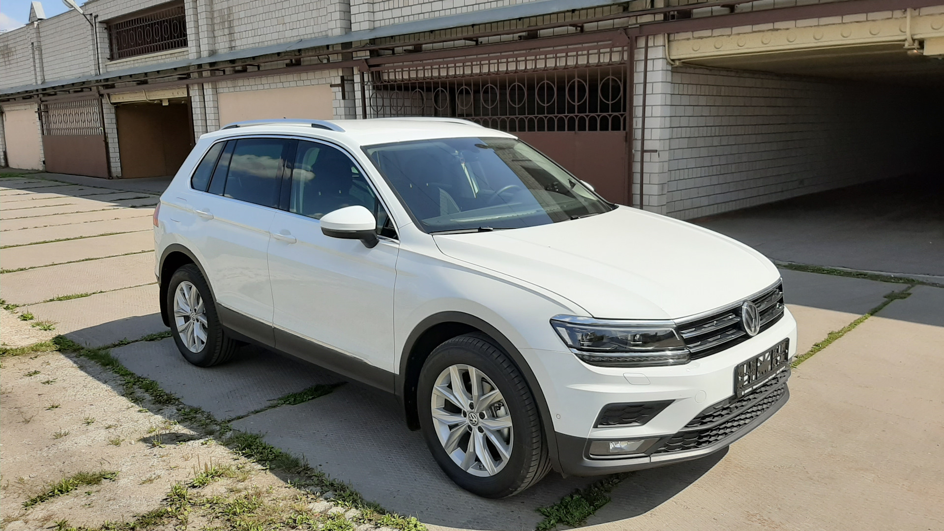 Тигуан 2.0 дизель 2018. Тигуан 2.0 дизель. Фольксваген Тигуан 2018 дизель. Volkswagen Tiguan 2.0 дизель до 100. Стойки Tiguan отзывы.