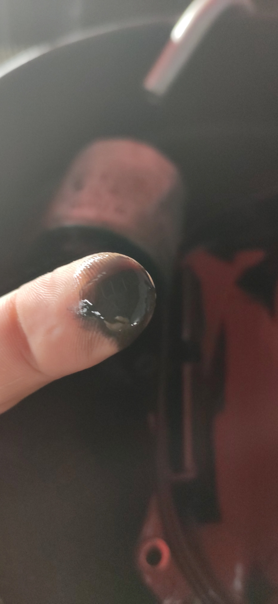 Металлическая пыль на пальце