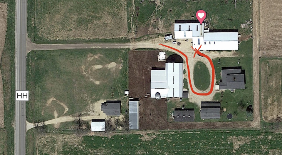 Они встретили меня, я спрашиваю: -Там есть где развернуться или мне задом сдавать! Старшой говорит: -Да, там можешь развернуться. ОК! Заезжаю и вижу, что места мало. Я говорю:- Я испорчу тебе газон-клумбу, если буду разворачиваться! Он говорит:- Don’t worry! — Kenworth T2000