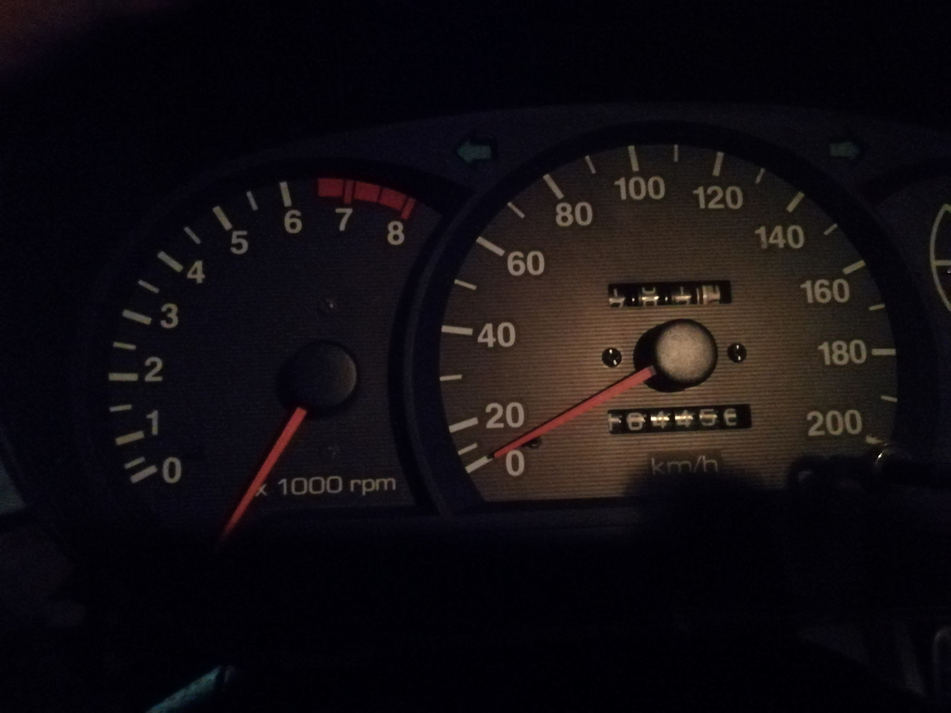 падает стрелка тахометра